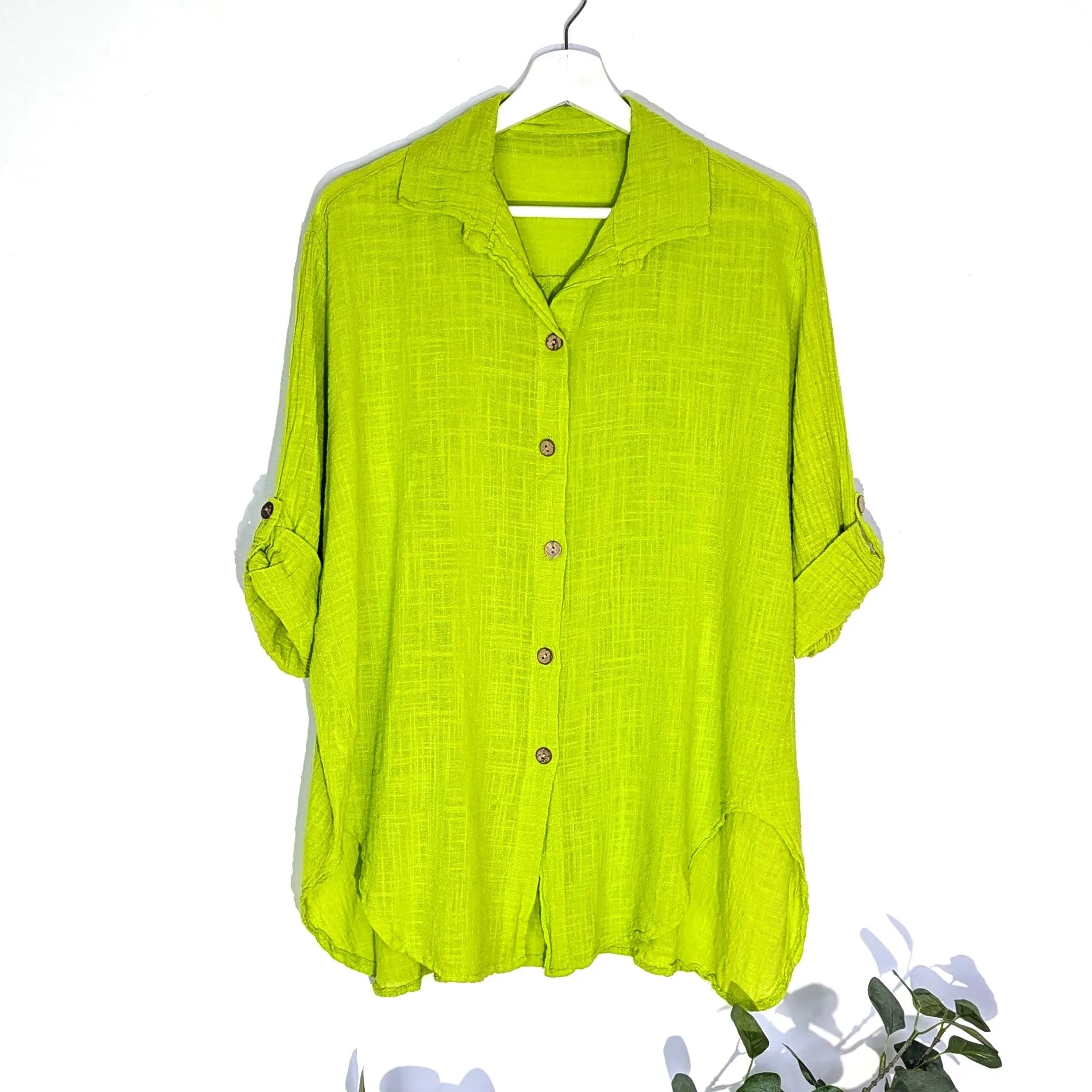 Flattering light weight cotton shirt with coco buttons (M-L)